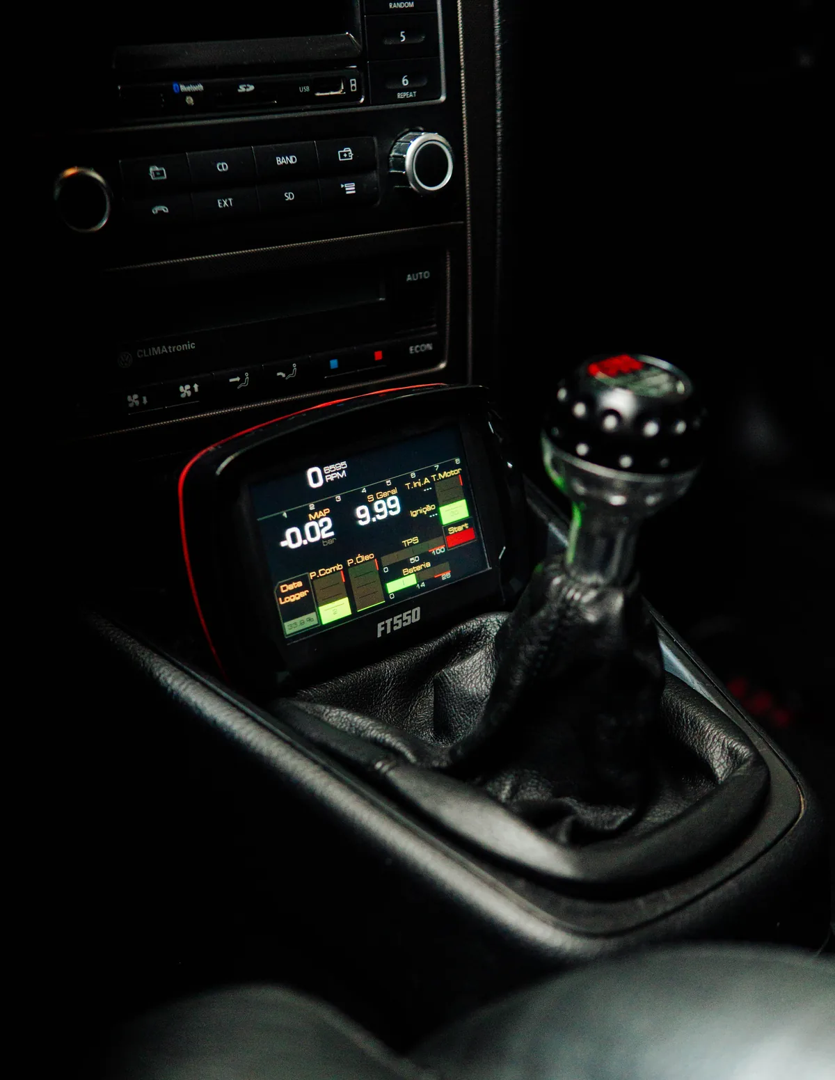 FT550 instalado no console do carro